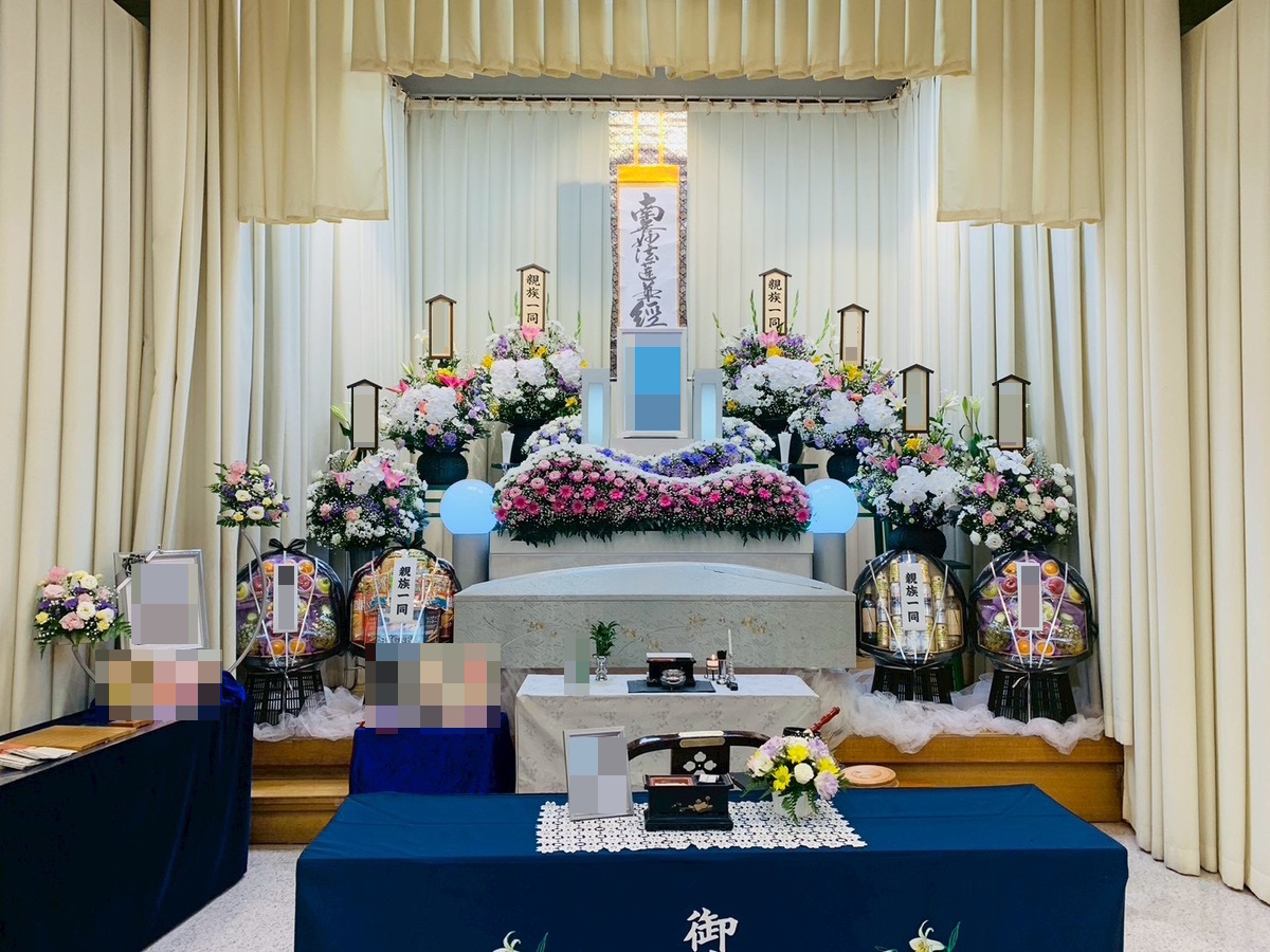 堺市立斎場第三式場で行われた家族葬の会場内の様子を説明する画像。参列者が落ち着いて過ごせる空間を示しています。