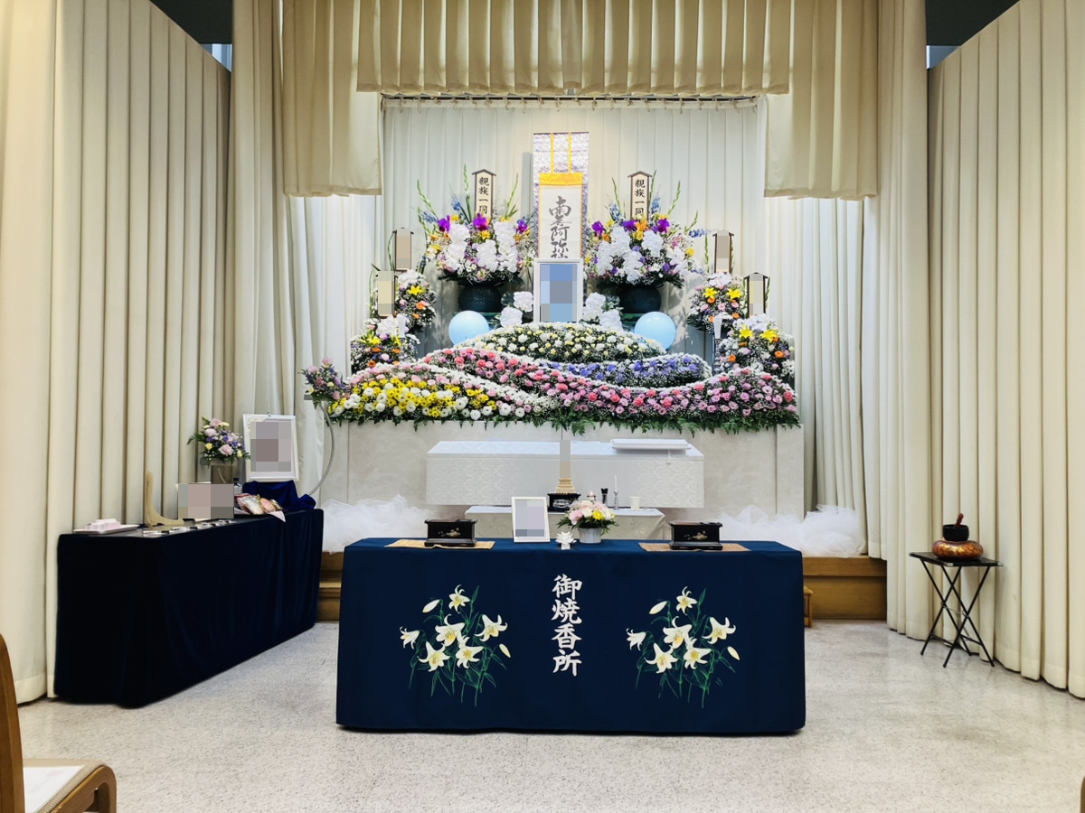 堺市立斎場の中式場で行われた家族葬の様子を紹介する画像で、式場の特徴や雰囲気が伝わる案内写真です