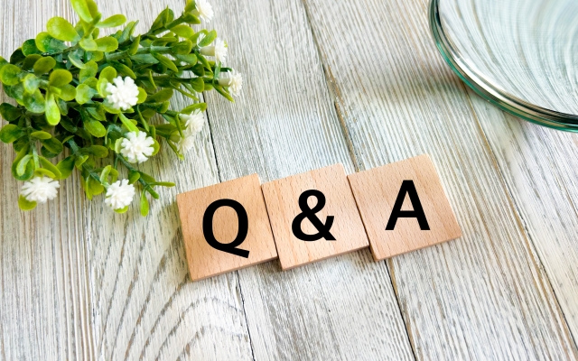 堺市で葬儀や家族葬を検討する方が、よくある疑問や不安をQ&A形式で確認しているイメージ