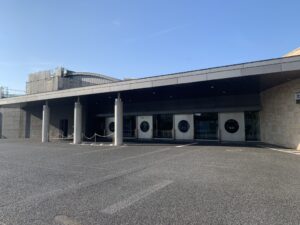 堺市立斎場の入り口を撮影した写真で、堺市で葬儀や家族葬を検討する方が施設の位置や雰囲気を把握しやすい案内画像です。