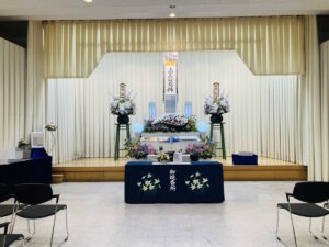 堺市立斎場第一式場で行われた家族葬の葬儀事例として、式場の雰囲気や当日の進行が分かる写真です。