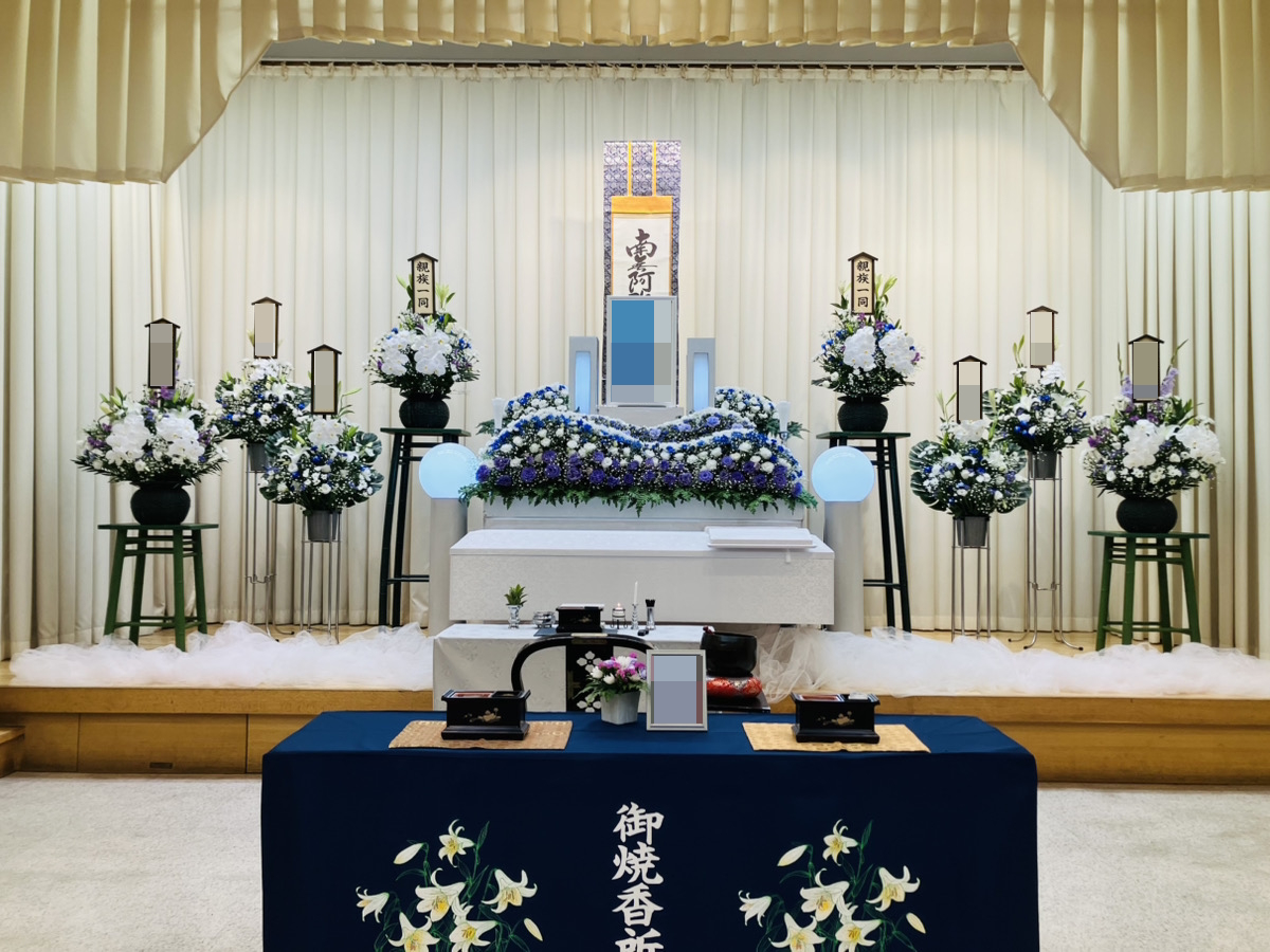 堺市立斎場の中式場で行われた家族葬の様子を紹介する画像で、式場の特徴や雰囲気が伝わる案内写真です