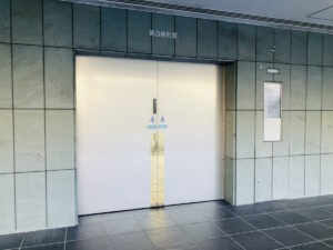 堺市立斎場の告別室の様子が分かる写真で、火葬前にお別れを行う空間や落ち着いた雰囲気を伝えています。