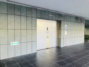 堺市立斎場の告別室の様子が分かる写真で、火葬前にお別れを行う空間や落ち着いた雰囲気を伝えています。