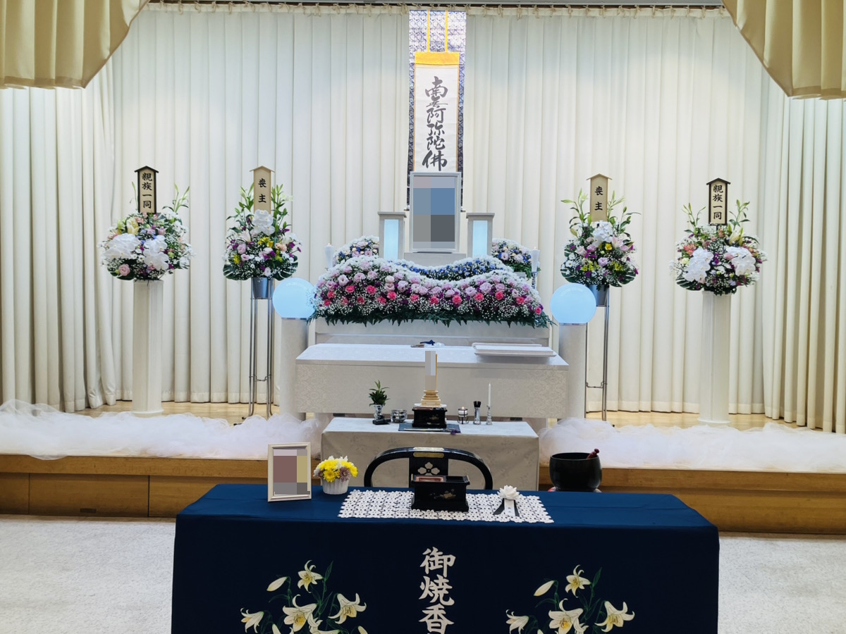 堺市立斎場の中式場で行われた一日葬の様子を紹介する画像で、式場の特徴や雰囲気が伝わる案内写真です