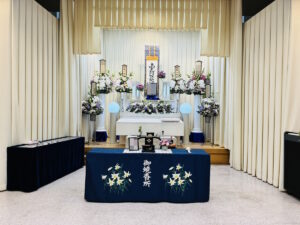 堺市立斎場で行われた家族葬の葬儀事例として、式場の雰囲気や当日の流れが分かる写真です。