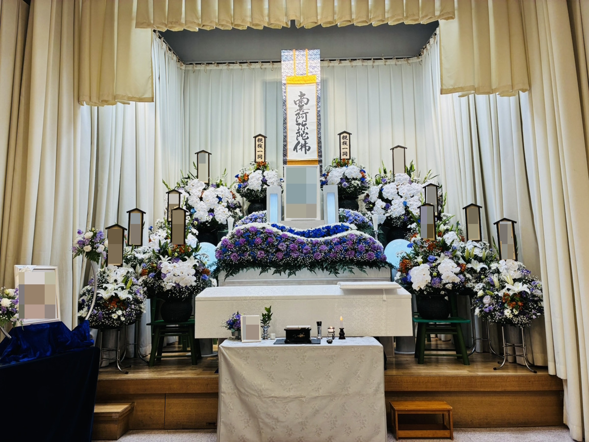 堺市立斎場で行われた家族葬の葬儀事例として、式場の雰囲気や当日の流れが分かる写真です。