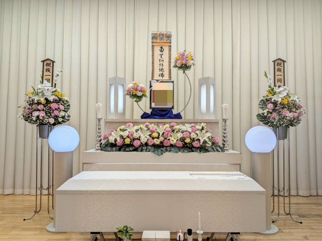 堺市で行われた石川家様の1日葬にて、白とピンクを基調にしたやさしい色合いの花祭壇の写真。
