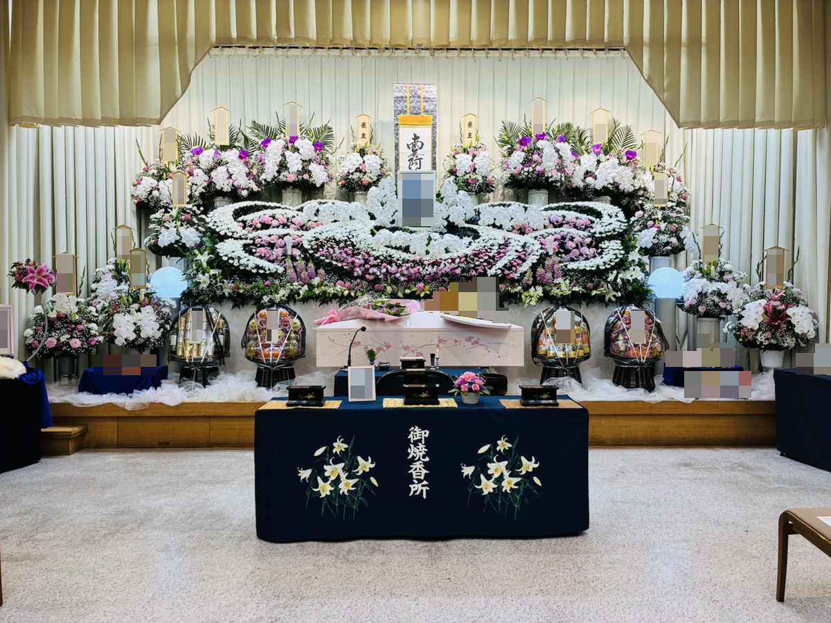 堺市西区で行われた家族葬の葬儀事例として、式場の様子や祭壇の雰囲気が分かる写真です。