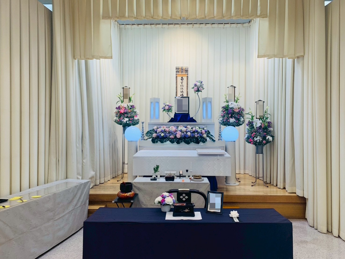 堺市立斎場で行われた家族葬の葬儀事例として、式場の雰囲気や当日の流れが分かる写真です。