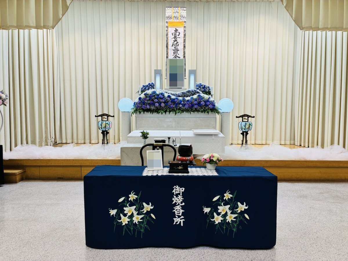 堺市立斎場で行われた家族葬の葬儀事例として、式場の雰囲気や当日の流れが分かる写真です。