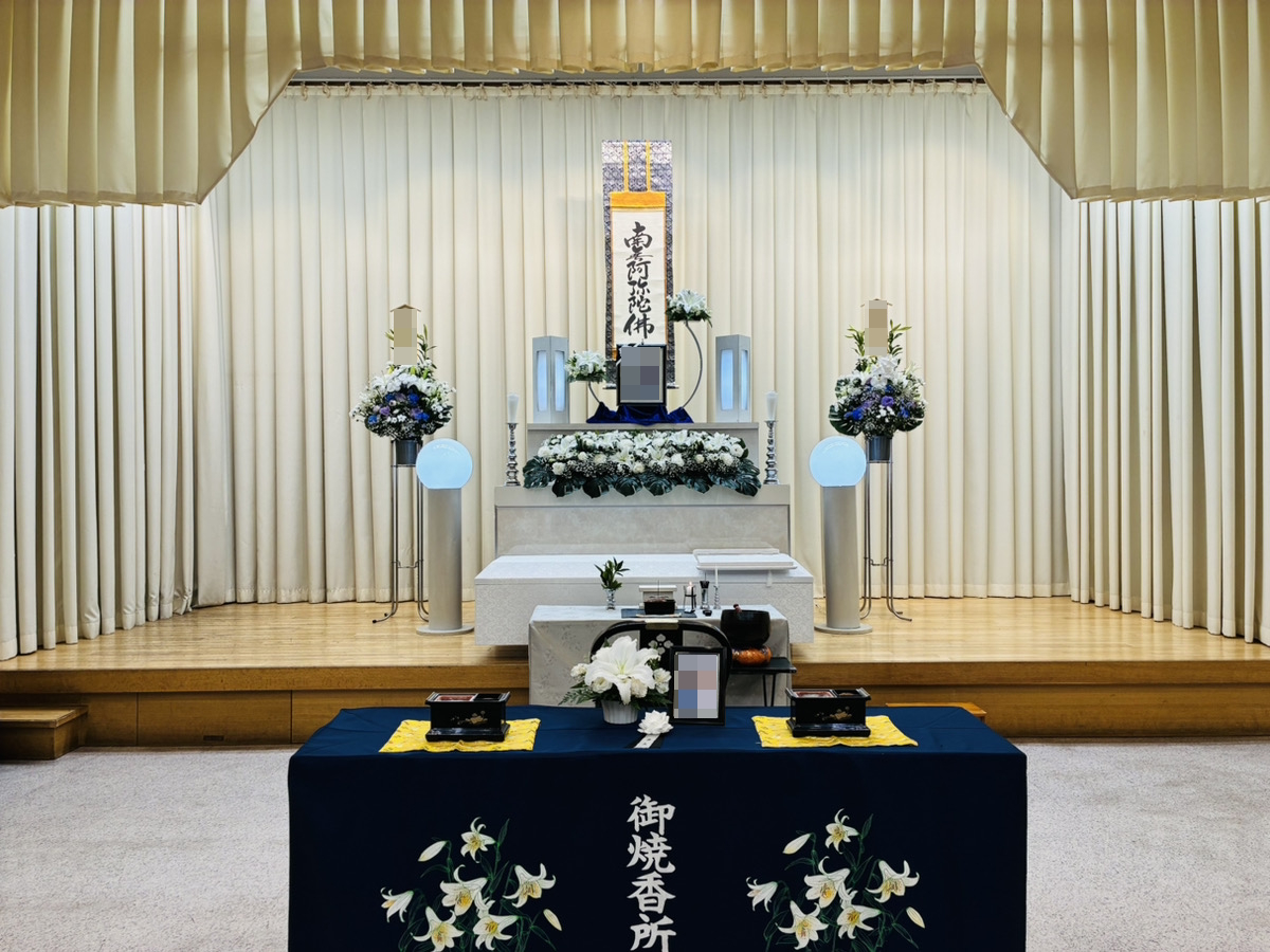 堺市立斎場で行われた一日葬の葬儀事例として、式場の雰囲気や当日の流れが分かる写真です。