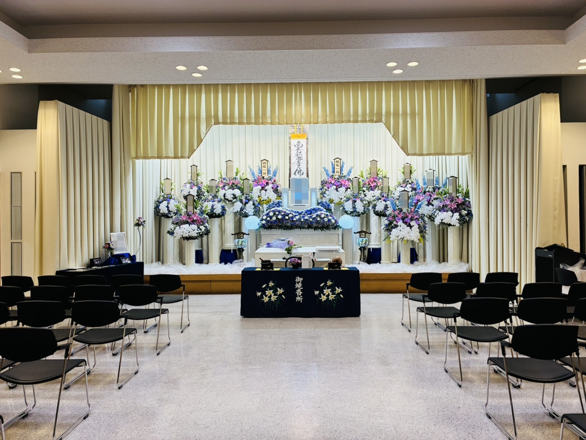 堺市立斎場で行われた家族葬の葬儀事例として、式場の雰囲気や当日の流れが分かる写真です。