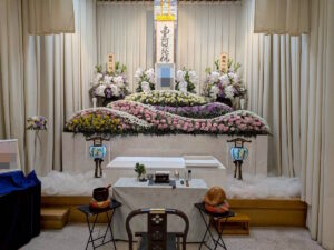 堺市立斎場で行われた家族葬の葬儀事例として、式場の雰囲気や当日の流れが分かる写真です。