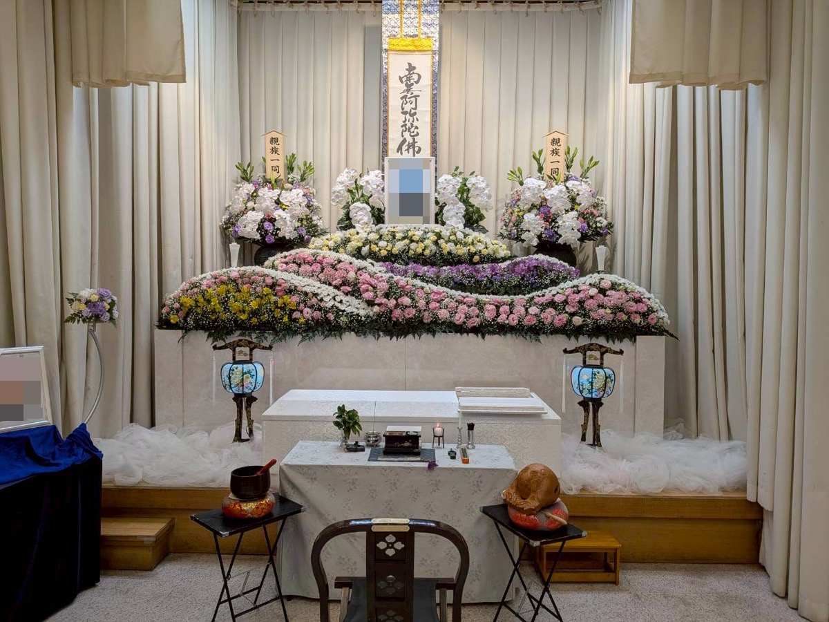 堺市立斎場で行われた家族葬の葬儀事例として、式場の雰囲気や当日の流れが分かる写真です。