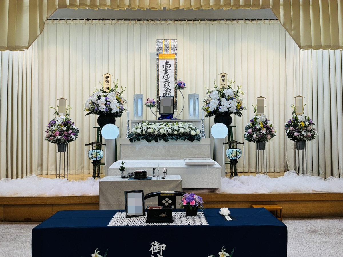 堺市立斎場で行われた家族葬の葬儀事例として、式場の雰囲気や当日の流れが分かる写真です。