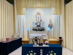 堺市立斎場で行われた家族葬の葬儀事例として、式場の雰囲気や当日の流れが分かる写真です。