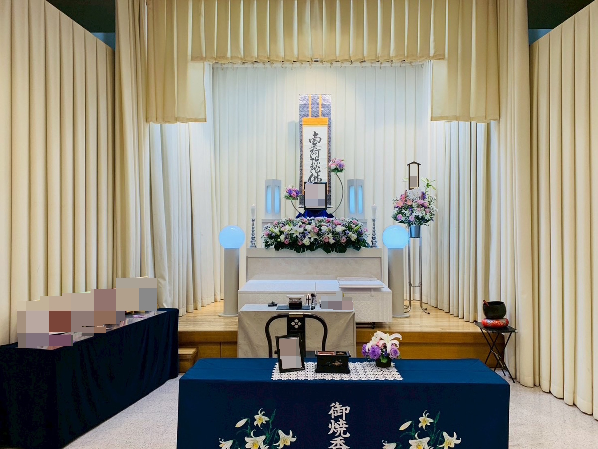 堺市立斎場で行われた家族葬の葬儀事例として、式場の雰囲気や当日の流れが分かる写真です。