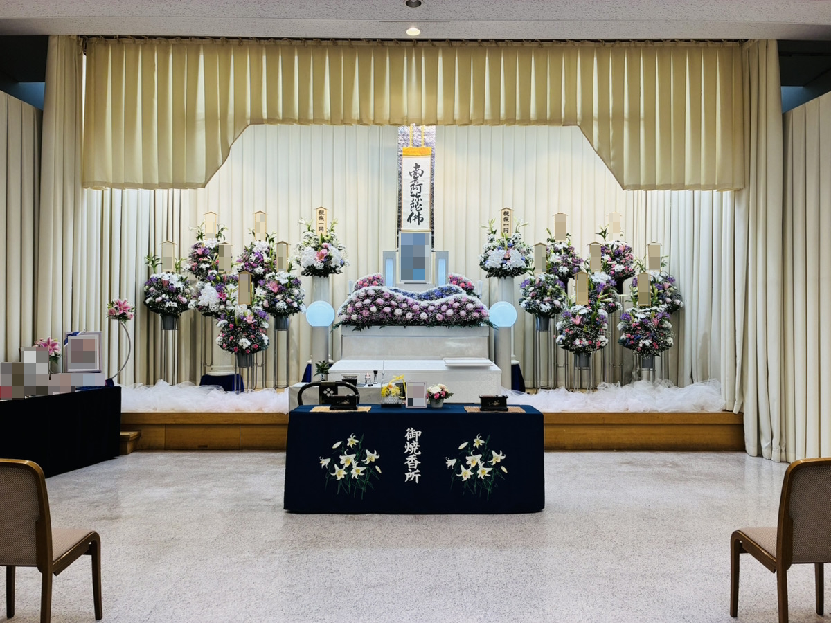 堺市立斎場で行われた家族葬の葬儀事例として、式場の雰囲気や当日の流れが分かる写真です。
