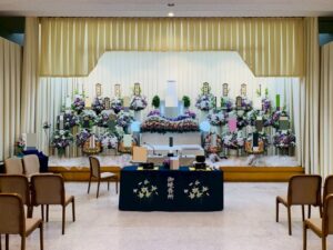 堺市立斎場第二式場で行われた木村家様の家族葬にて、カラフルな花と供花が多く並ぶ華やかな花祭壇の写真。