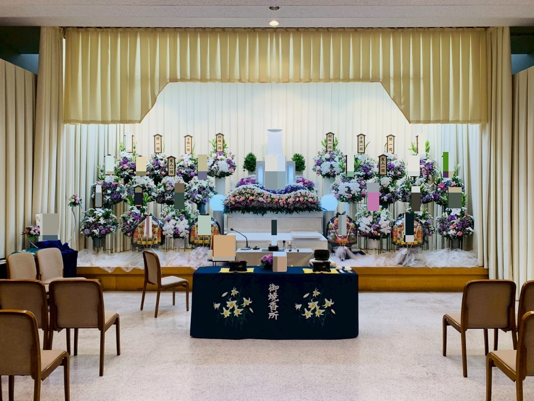 堺市立斎場第二式場で行われた木村家様の家族葬にて、カラフルな花と供花が多く並ぶ華やかな花祭壇の写真。