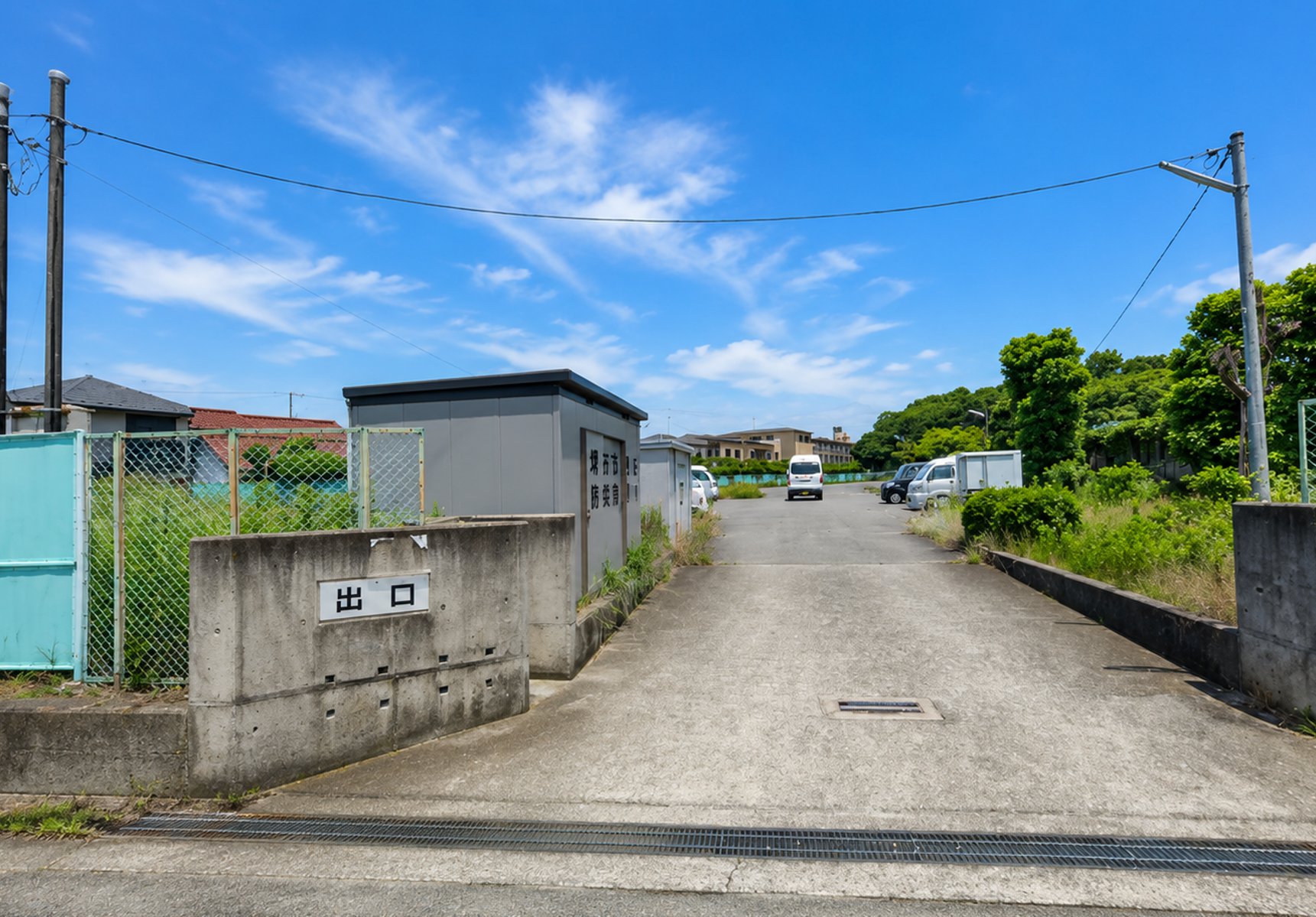 堺市立斎場の臨時駐車場の場所や案内表示を確認できる外観の様子