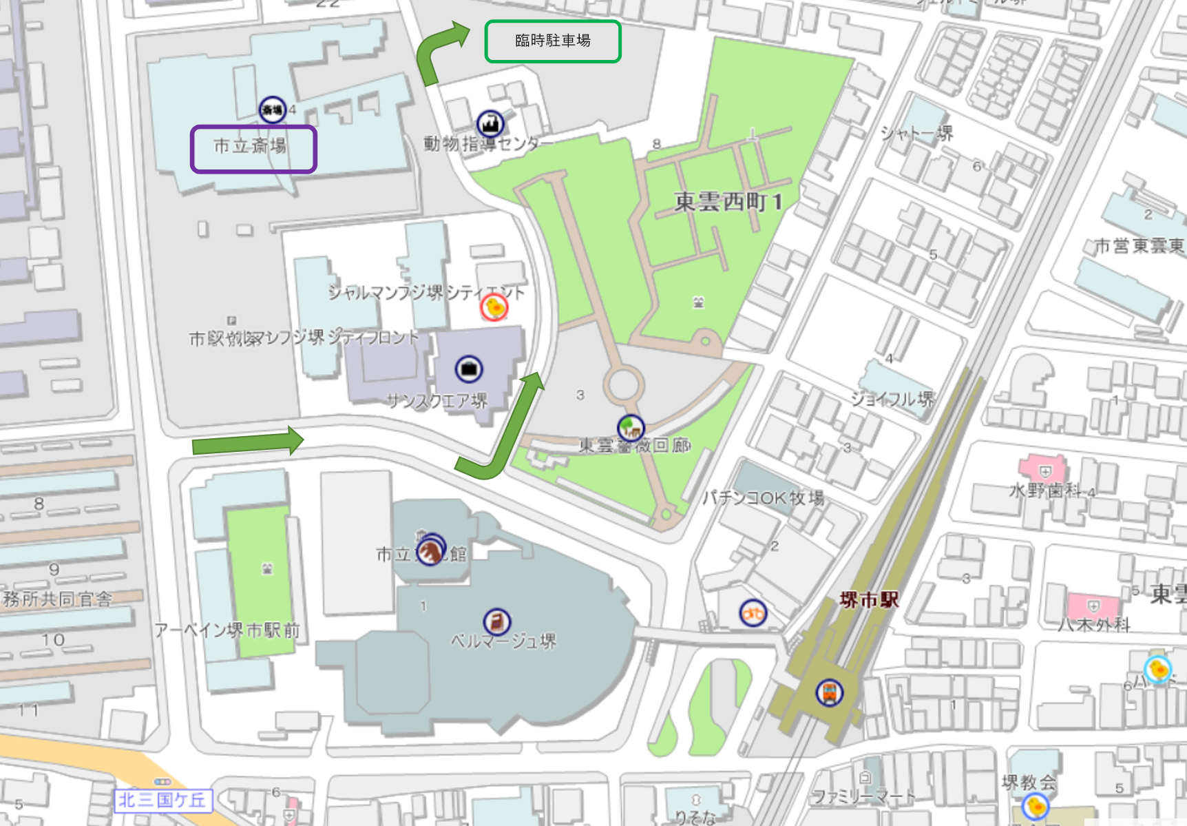 堺市立斎場の臨時駐車場の場所や案内表示を確認できる外観の様子