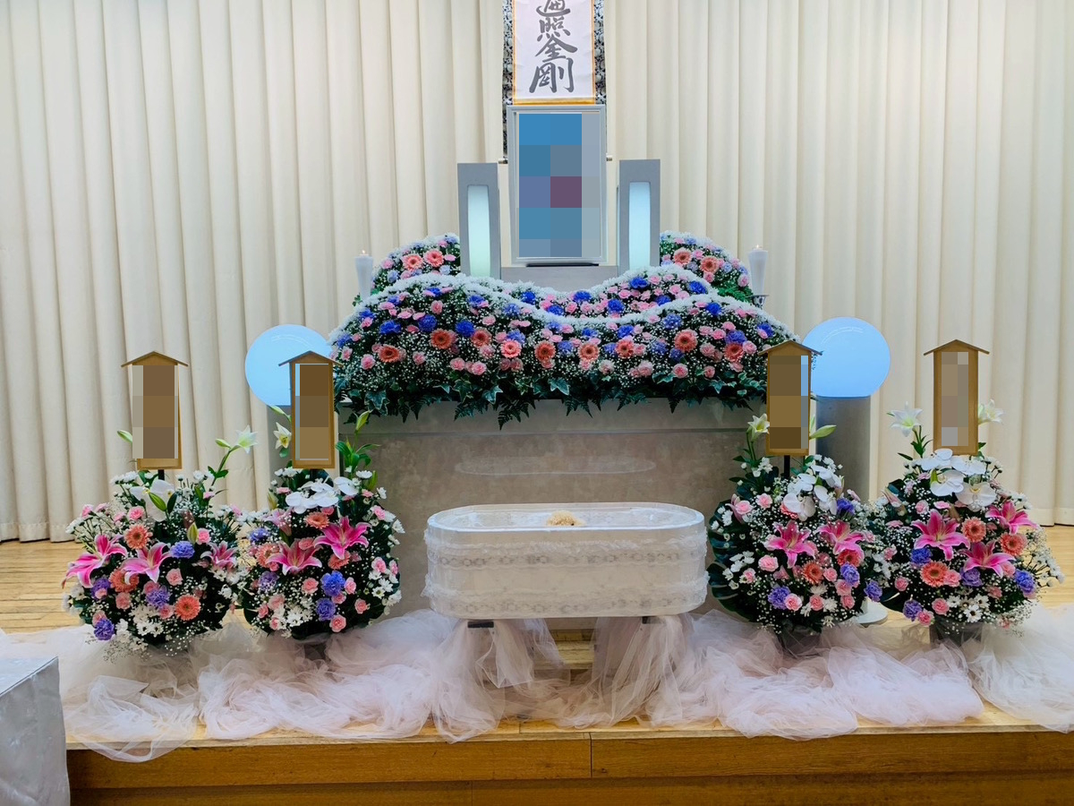 堺市東区で家族葬が執り行われ祭壇前で静かに故人を見送るご家族の様子