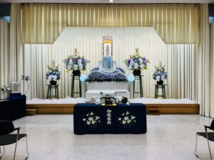 堺市立斎場で行われた一日葬の葬儀事例として、式場の雰囲気や当日の流れが分かる写真です。