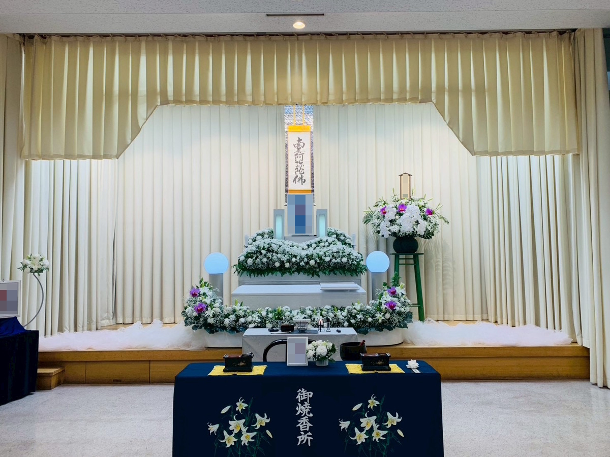 堺市立斎場で行われた一日葬の葬儀事例として、式場の雰囲気や当日の流れが分かる写真です。