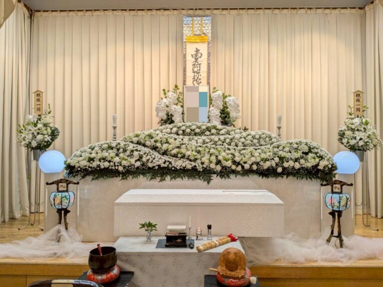 堺市立斎場第1式場で執り行われた家族葬の花祭壇。白い花で統一された落ち着きのある葬儀空間です。