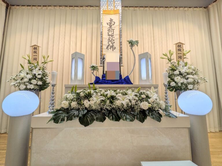 堺市立斎場第1式場で執り行われた家族葬の花祭壇。白百合と白い花々を中心に飾られた祭壇の様子です。