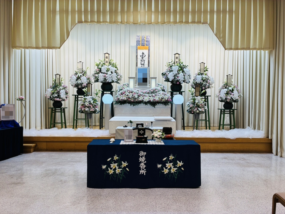 堺市立斎場で行われた家族葬の葬儀事例として、式場の雰囲気や当日の流れが分かる写真です。