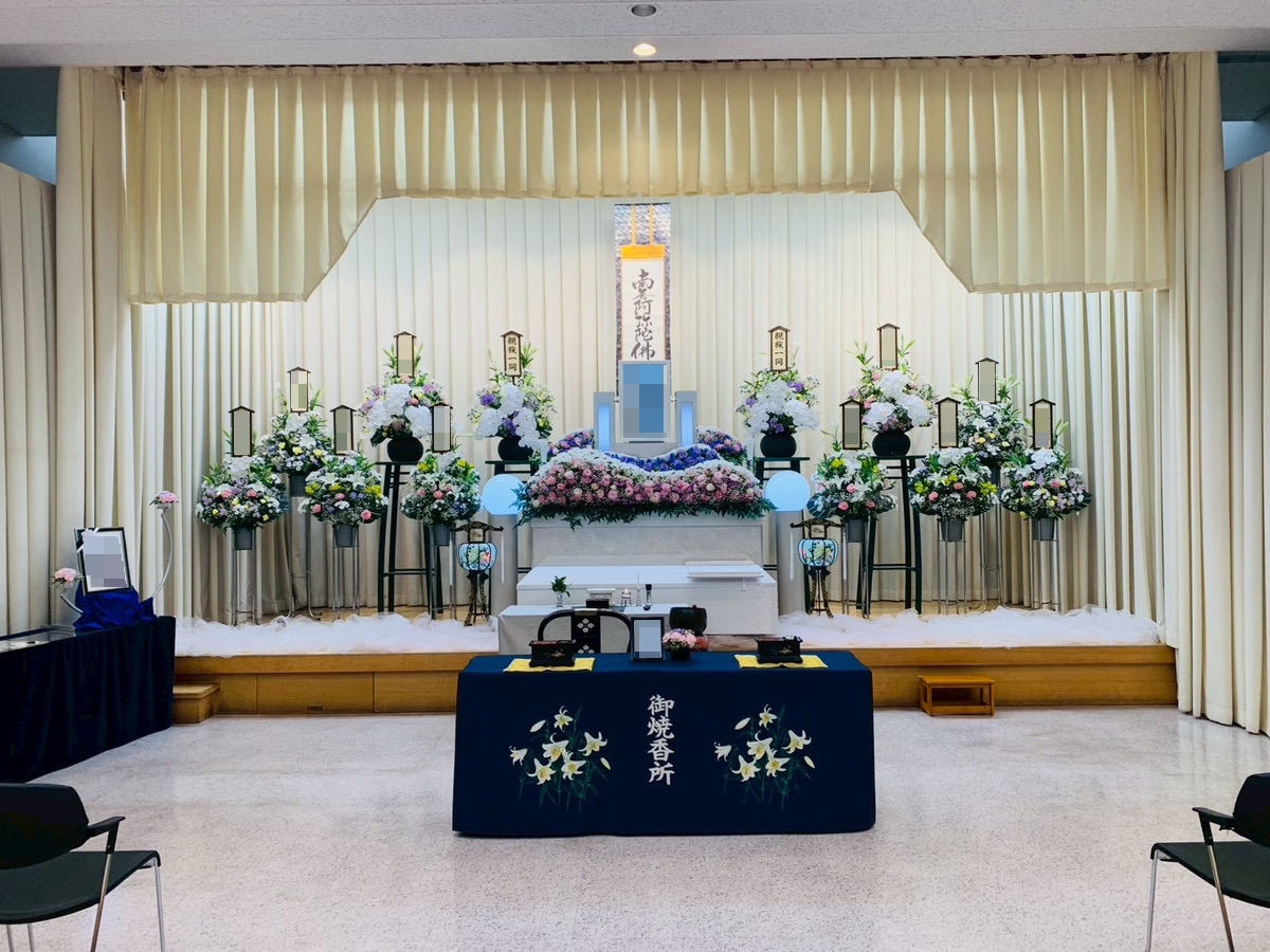 堺市立斎場で行われた家族葬の葬儀事例として、式場の雰囲気や当日の流れが分かる写真です。