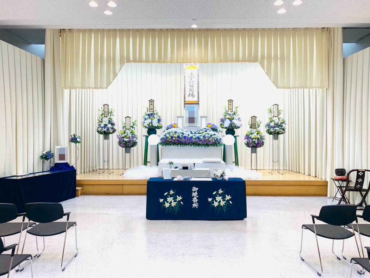 堺市立斎場で行われた家族葬の葬儀事例として、式場の雰囲気や当日の流れが分かる写真です。