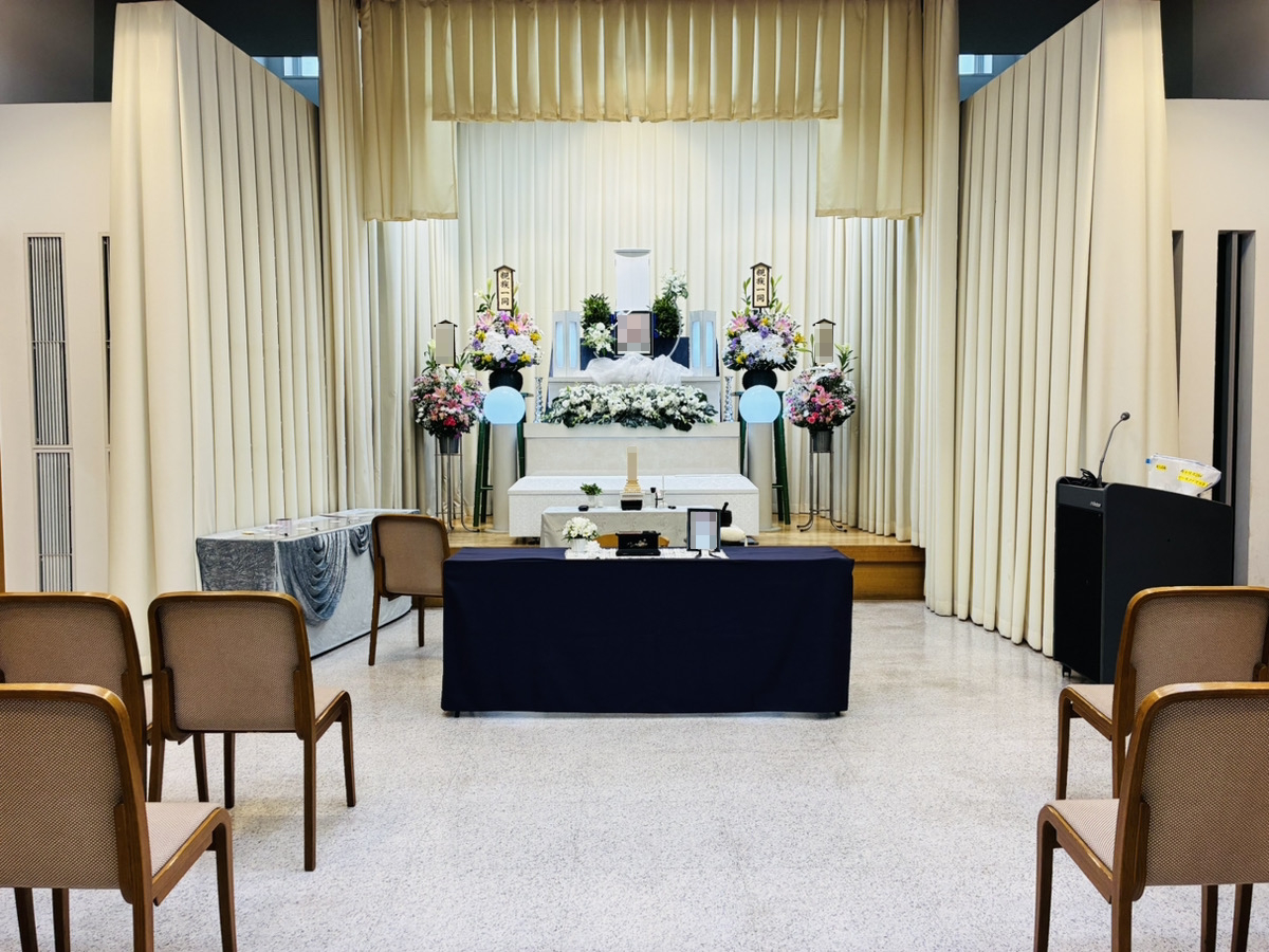 堺市立斎場で行われた一日葬の葬儀事例として、式場の雰囲気や当日の流れが分かる写真です。