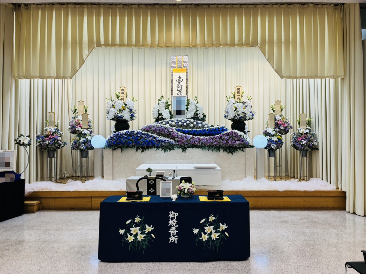 堺市立斎場で行われた一日葬の葬儀事例として、式場の雰囲気や当日の流れが分かる写真です。