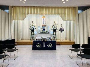 堺市立斎場で行われた一日葬の葬儀事例として、式場の雰囲気や当日の流れが分かる写真です。