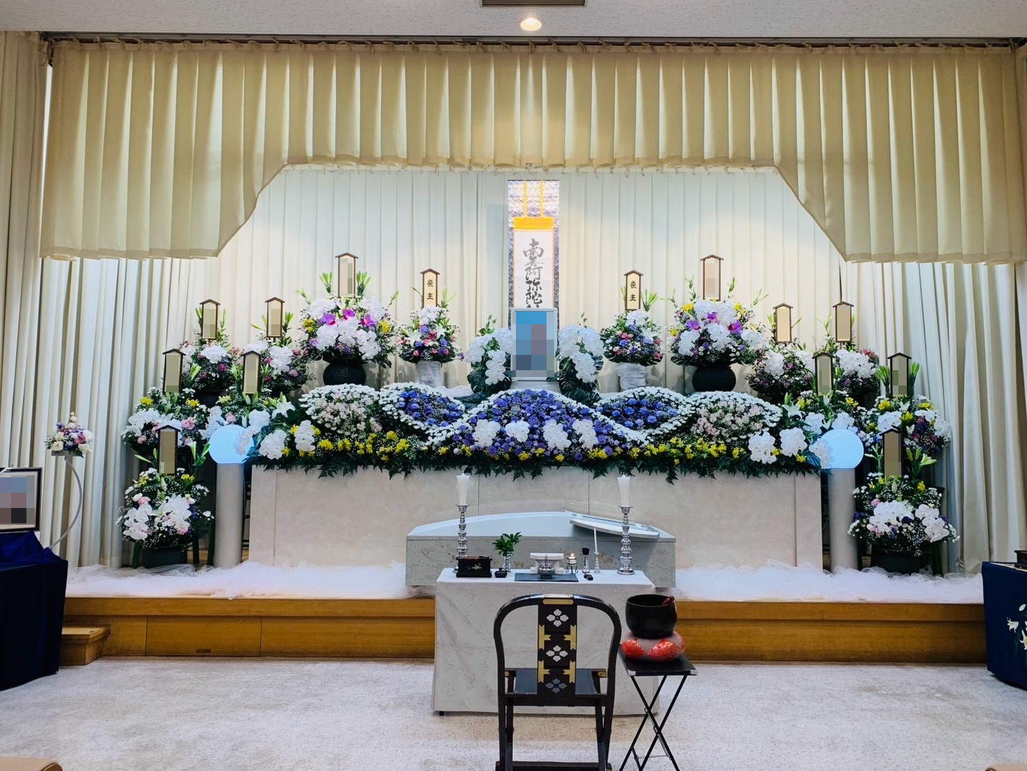 堺市立斎場で行われた家族葬の葬儀事例として、式場の雰囲気や当日の流れが分かる写真です。