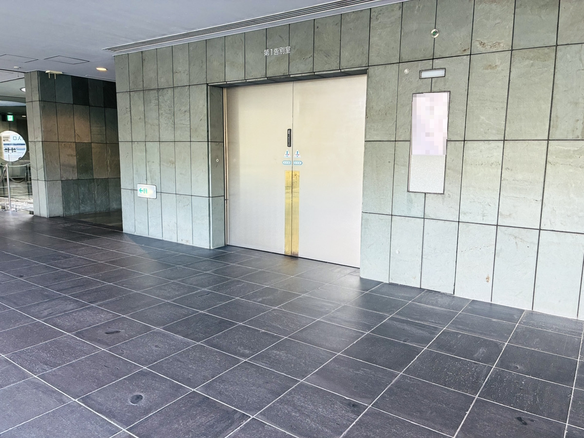 堺市立斎場の告別室の様子が分かる写真で、火葬前にお別れを行う空間や落ち着いた雰囲気を伝えています。