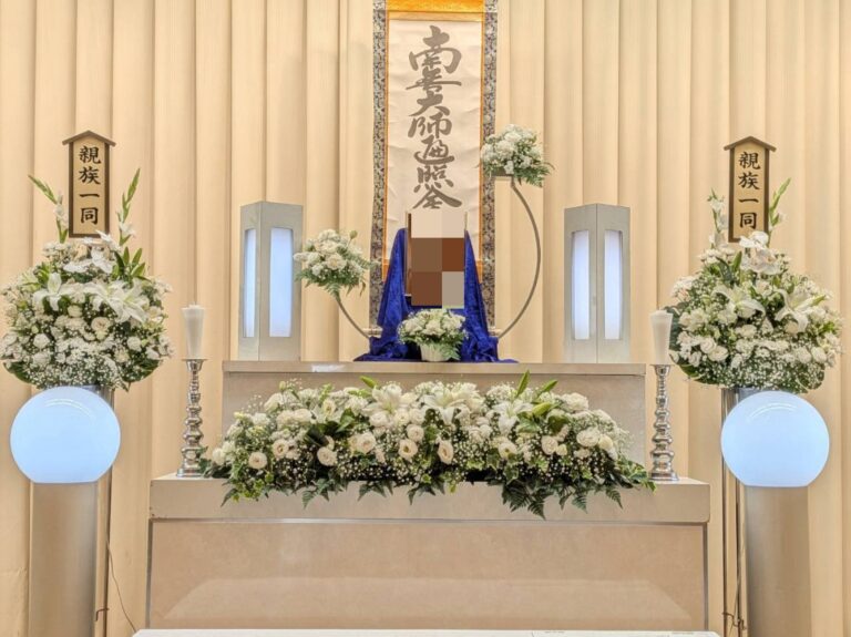 堺市立斎場で行われた一日葬の葬儀事例として、式場の雰囲気や当日の流れが分かる写真です。