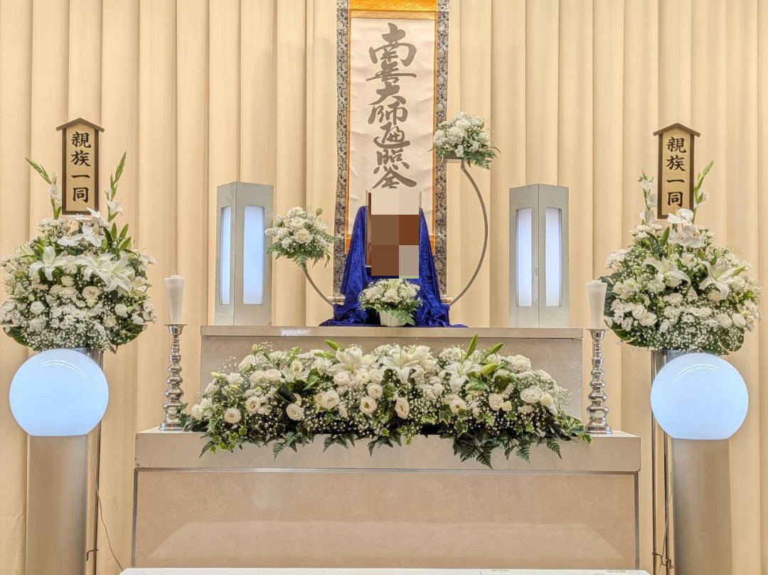 堺市立斎場で行われた一日葬の葬儀事例として、式場の雰囲気や当日の流れが分かる写真です。